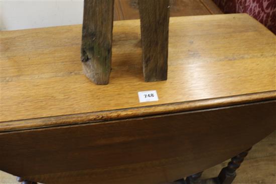 An oak gateleg table W.92cm